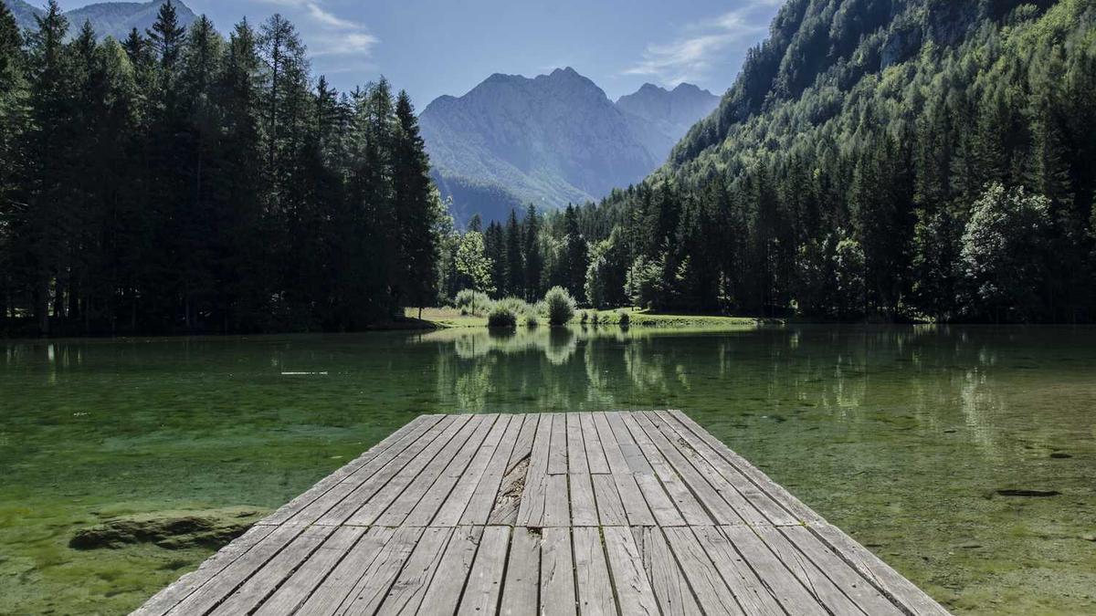 在北海和防城港之间,哪个城市更适合度假?为什么?